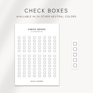 K&ouml;nnte beinhalten: Ein Blatt durchsichtiges Aufkleberpapier mit einem Raster aus 7 Reihen und 7 Spalten leerer Kontrollk&auml;stchen. Der Text "CHECK BOXES" befindet sich oben auf dem Blatt, und der Text "CLEAR/WHITE" darunter. Der Text "DAISY PAPERS" befindet sich unten auf dem Blatt. Ein kleineres Blatt Aufkleberpapier mit 5 leeren Kontrollk&auml;stchen ist rechts neben dem gr&ouml;&szlig;eren Blatt dargestellt.