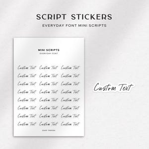 Puede incluir: Una hoja de papel blanco con el texto "SCRIPT STICKERS" y "EVERYDAY FONT MINI SCRIPTS" en la parte superior. La hoja contiene 12 filas del texto "Custom Text" escrito en una fuente de escritura a mano. El texto "Custom Text" también está escrito en un tamaño más grande en la parte inferior de la hoja.