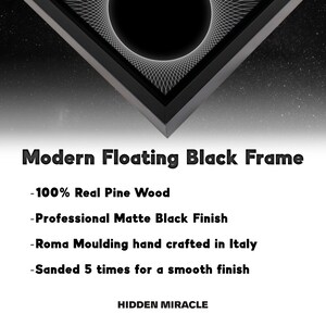 Peut inclure: Un cadre noir flottant moderne avec une finition mate. Le cadre est en pin 100% v&eacute;ritable et est fabriqu&eacute; &agrave; la main en Italie. Le texte sur l'image se lit: Modern Floating Black Frame, 100% Real Pine Wood, Professional Matte Black Finish, Roma Moulding hand crafted in Italy, Sanded 5 times for a smooth finish, HIDDEN MIRACLE.