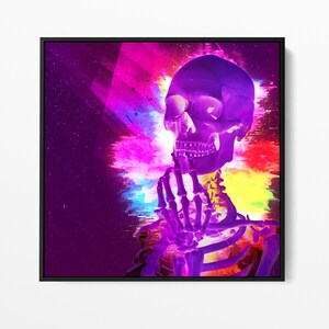 Peut inclure: Impression d'art num&eacute;rique vibrante repr&eacute;sentant un cr&acirc;ne humain violet avec une main lev&eacute;e vers le menton. Le fond est une explosion de couleurs vives, notamment rose, bleu, jaune et violet, sur fond sombre. L'&oelig;uvre est encadr&eacute;e dans un carr&eacute; noir.