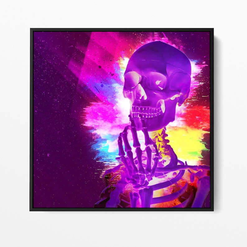Peut inclure: Impression d'art num&eacute;rique vibrante repr&eacute;sentant un cr&acirc;ne humain violet avec une main lev&eacute;e vers le menton. Le fond est une explosion de couleurs vives, notamment rose, bleu, jaune et violet, sur fond sombre. L'&oelig;uvre est encadr&eacute;e dans un carr&eacute; noir.