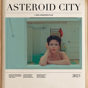 Puede incluir: Un póster de película rectangular para Asteroid City, con una imagen central de una persona apoyada en el alféizar de una ventana. El texto dice Asteroid City, A Wes Anderson Film, 2023, y enumera al reparto en una fuente serif negra.