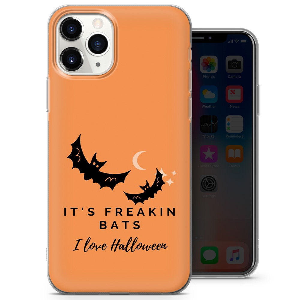 Space Pumpkin Herbst Hülle Für IPhone 13 Pro | Design Mit Kürbis, Büchern & Galaxie-Hintergrund