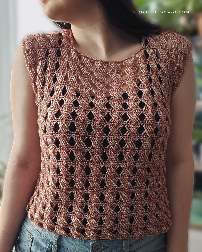 K&ouml;nnte beinhalten: Ein geh&auml;keltes &auml;rmelloses Oberteil mit geometrischem Muster in hellbrauner Farbe. Das Oberteil hat einen runden Ausschnitt und eine lockere Passform.