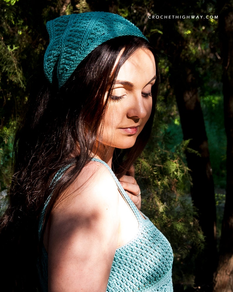 Puede incluir: Una mujer con una diadema de ganchillo turquesa y un top de ganchillo turquesa. La mujer est&aacute; de pie en un bosque con &aacute;rboles verdes y la luz del sol brillando a trav&eacute;s de las hojas.