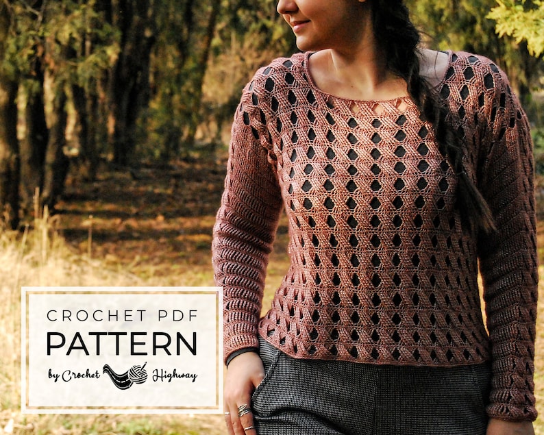 K&ouml;nnte beinhalten: H&auml;kel-PDF-Muster von Crochet Highway. Eine Frau tr&auml;gt einen braunen H&auml;kelpullover mit einem Lochmuster. Der Pullover hat einen runden Ausschnitt und lange &Auml;rmel.