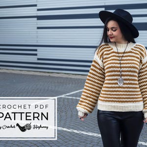 Peut inclure: Image publicitaire pour un patron PDF de crochet. La photo montre une personne portant un pull en crochet à rayures crème et marron. Le pull a des manches longues et un col rond. Le texte "CROCHET PDF PATTERN by Crochet Highway" est affiché dans un encadré blanc.