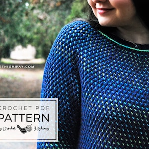 Può includere: Modello a uncinetto PDF di Crochet Highway. Un maglione all'uncinetto blu e verde con un motivo a punto testurizzato.