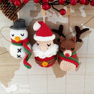 Peut inclure: Trois d&eacute;corations de No&euml;l en crochet&nbsp;: un bonhomme de neige avec une &eacute;charpe verte et des boutons noirs, le P&egrave;re No&euml;l avec un chapeau rouge et une barbe blanche, et un renne avec des bois bruns et une &eacute;charpe verte.