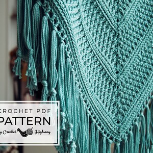 Puede incluir: Patr&oacute;n de crochet PDF de Crochet Highway. Un chal de crochet turquesa con un patr&oacute;n de diamante y flecos.