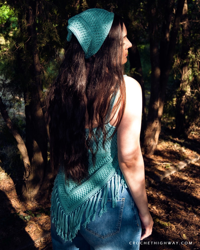 Puede incluir: Un top de crochet de color turquesa con detalles de flecos. El top se lleva con jeans azules y un pa&ntilde;uelo de crochet turquesa a juego.