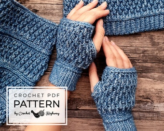 Puede incluir: Patrón de ganchillo PDF para guantes sin dedos. Los guantes son azules y blancos con un punto texturizado. El patrón es de Crochet Highway.