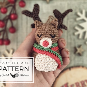 Peut inclure: Patron de crochet pour un petit ornement de renne. Le renne est brun avec une &eacute;charpe rouge et verte. Le patron est disponible en t&eacute;l&eacute;chargement PDF.