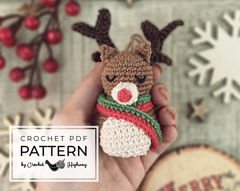 Peut inclure: Patron de crochet pour un petit ornement de renne. Le renne est brun avec une &eacute;charpe rouge et verte. Le patron est disponible en t&eacute;l&eacute;chargement PDF.
