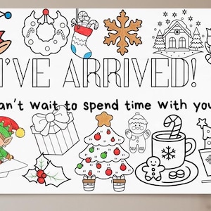 Puede incluir: Una pancarta blanca con ilustraciones navideñas y el texto "I'VE ARRIVED! I can't wait to spend time with you!". La pancarta presenta imágenes de Papá Noel, elfos, adornos y un árbol de Navidad, todo en blanco y negro.