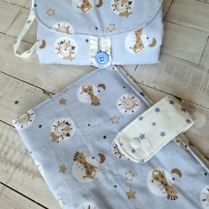 Conjunto de cambiador de viaje y bolso cambiador "Jirafas en azul"