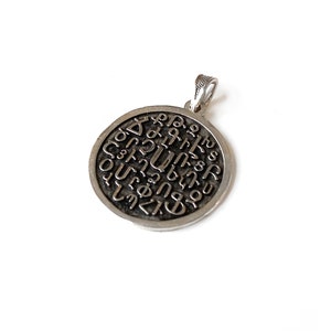 Damenanhänger aus massivem Silber/runder Anhänger mit armenischem Alphabet/Anhänger in Silber 925 rund mit Buchstaben des armenischen Alphabets