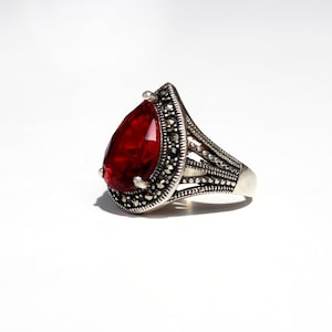 Refined women&#39;s ring in solid silver and natural stone / Ring in marcasite and quartz / Voluminous ring in 925 silver, red garnet