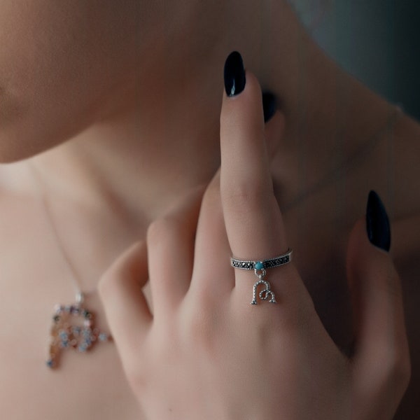 Bague femme chic, en argent 925 et marcassite / Anneau d’argent avec un pendentif lettre / Bague solitaire en pierre turquoise.