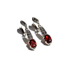 Long drop-shaped earrings in red garnet and natural marcasite stones par excellence in lithography