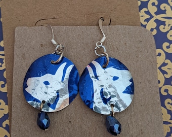 Pendientes de latas de aluminio azules recicladas