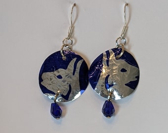 Pendientes de latas de aluminio azules recicladas