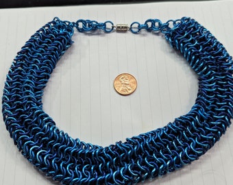 Collar de malla enrollada, azules