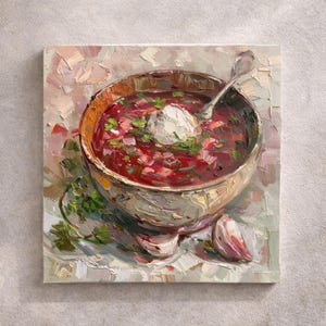 Peut inclure: Peinture à l'huile d'un bol de bortsch, une soupe traditionnelle d'Europe de l'Est. La soupe est d'une couleur rouge vif, garnie d'une cuillerée de crème blanche et d'herbes vertes fraîches. Une cuillère en argent repose dans le bol. Une gousse d'ail est sur le côté.