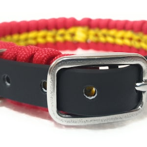 Handmade dog collar with reflective paracord and stainless steel. Design Spain.