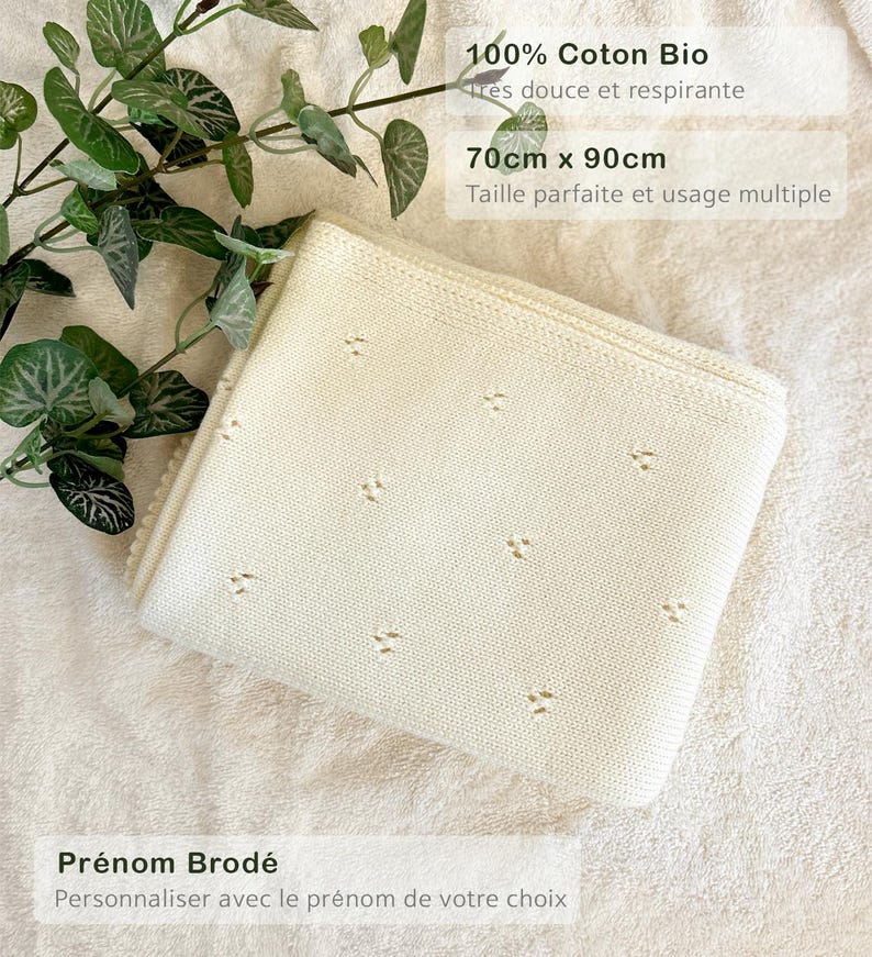 May include: A white knitted baby blanket with a small diamond pattern. The blanket is made of 100% organic cotton and measures 70cm x 90cm. The text "Pr&eacute;nom Brod&eacute;" is printed on the bottom of the image, which translates to "Embroidered Name".