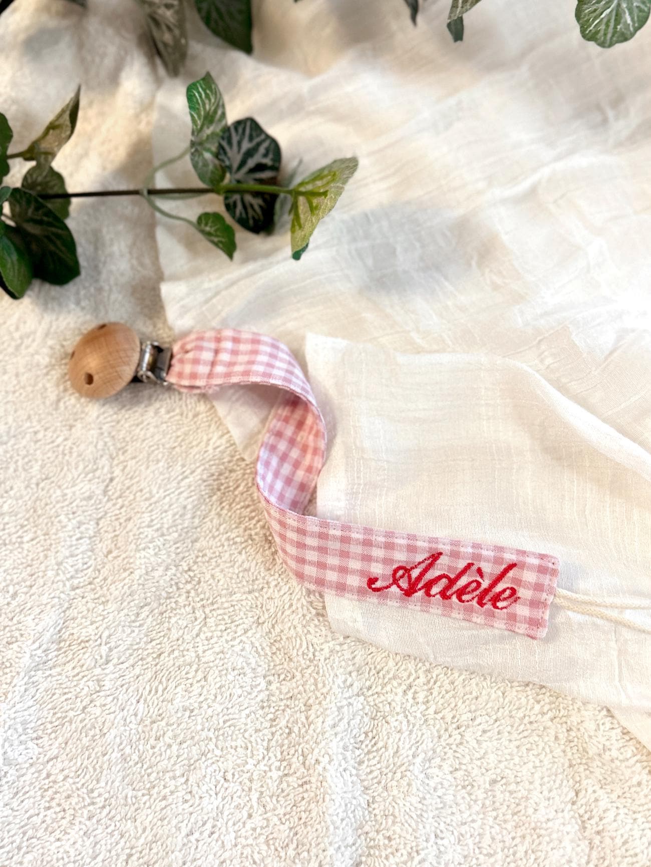 Attache tétine personnalisée en coton brodé