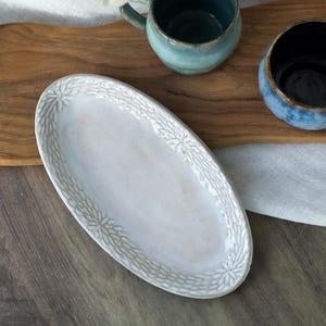 Handgjord oval snidad serveringsskål