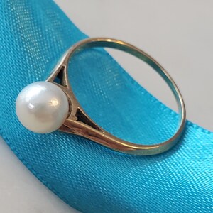 Vintage 1980 Minimalist 14k Yellow Gold and Genuine Cultured Pearl Solitaire Ring