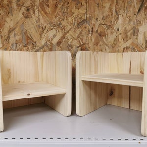 Peut inclure: Deux tabourets en bois brut avec une étagère. Les tabourets sont en bois clair et ont un design simple.