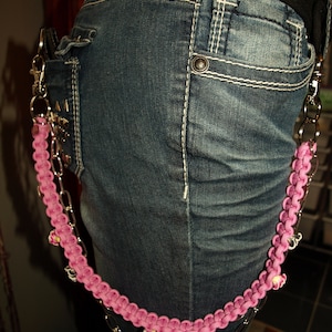 Paracord rosa 550 con abalorios de calavera de azúcar plateados y cadena de pantalón con cuentas de flores rosas y negras de polímero