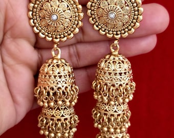 Pendientes de novia dorados de triple capa Jhumka/Jhumka largos dorados/Joyería india/Pakistaní/Punjabi/India/Pendientes llamativos/Boda india