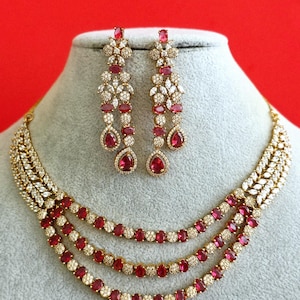 Set di collana con rubino, zirconi e diamanti, gioielli da sposa dell'India meridionale, placcatura in oro opaco.