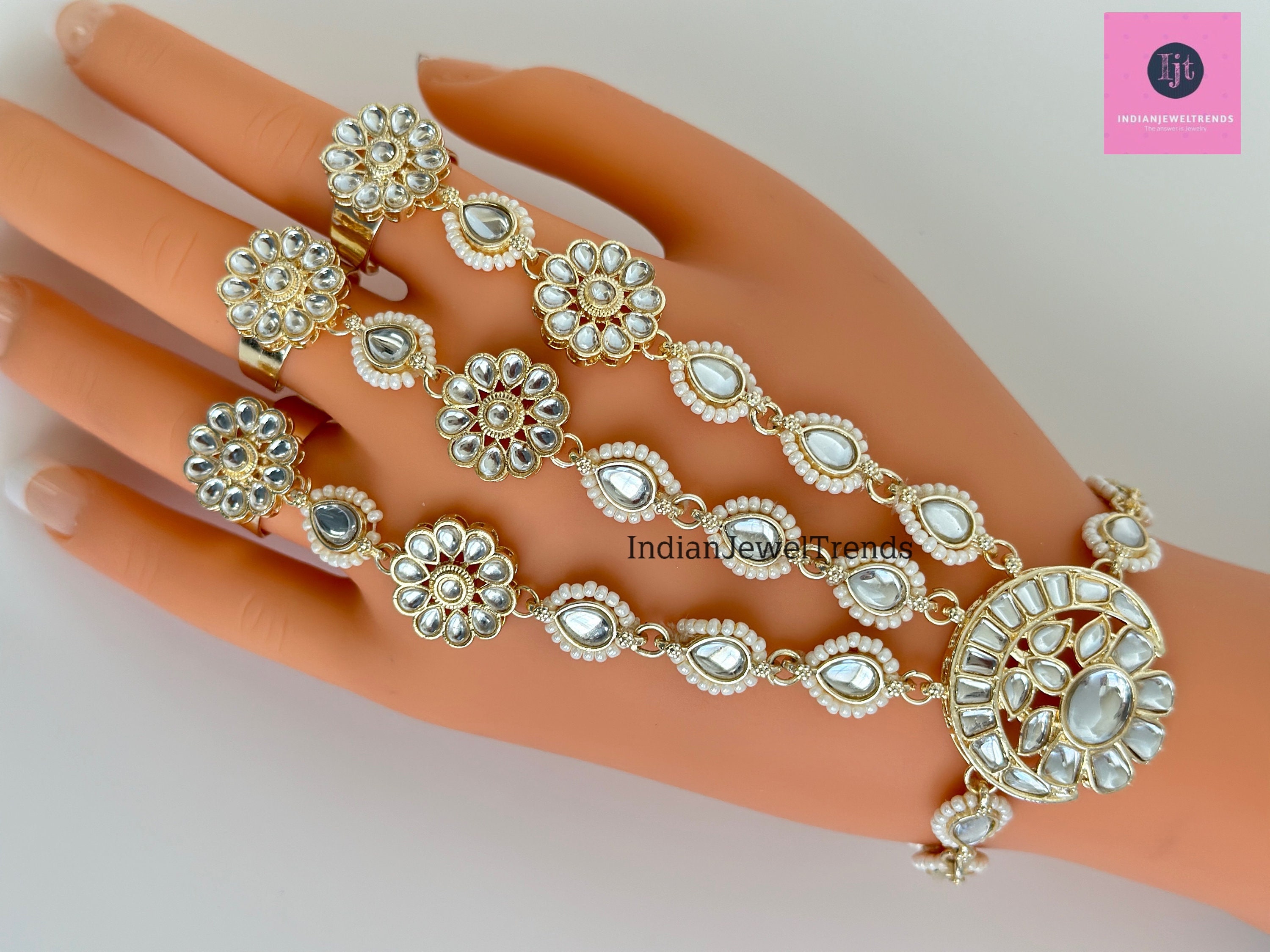 Beautiful indian bride jewelry  http://www.maharaniweddings.com/gallery/photo/1058… | Delicate gold  jewelry, Necklace set indian bridal jewelry, Gold jewelry fashion