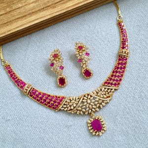 Ruby Gold Diamond Hasli Halskette, matt vergoldete südindische Hochzeitskollektion