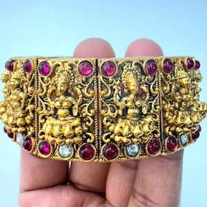 Pulseira Ruby Goddess Laxmi Gold Single Cuff Kada 1 peça, pulseiras indianas Amrapali, pulseiras antigas, joias de templo, pulseira elástica