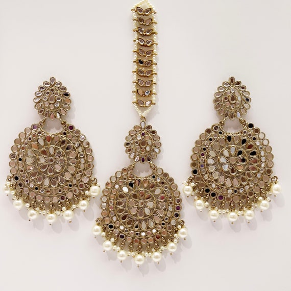 Maang Tikka with Earrings: The Perfect Combination for a Stylish Look