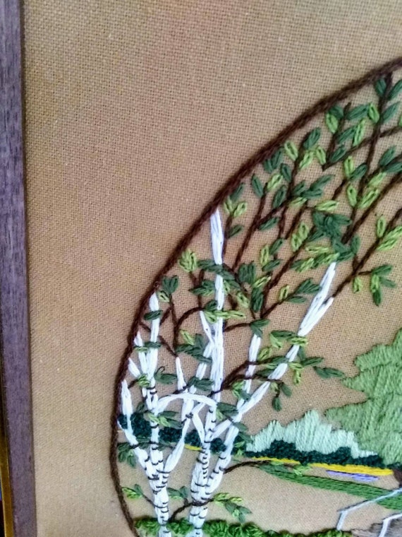 Broderie Crewel Encadrée 'Le Jardin Occupé' - Cercle Créatif Années 90 - USA