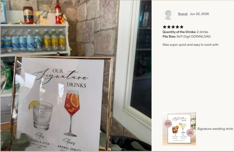 Pu&ograve; includere: Un cartello rettangolare con cornice dorata che riporta il testo Our Signature Drinks, con illustrazioni di un tequila soda e un Aperol spritz. Il cartello elenca His Tequila Soda con lime e Hers Aperol Spritz con arancia, in una cornice di vetro.