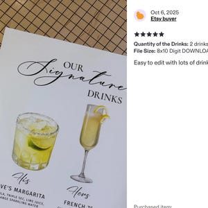 Pu&ograve; includere: Un cartoncino bianco con il titolo Our Signature Drinks in carattere nero corsivo e serif. Presenta illustrazioni di un margarita con bordo di sale e fetta di lime etichettato His Dave's Margarita, e un fl&ucirc;te da champagne etichettato Hers French 75.