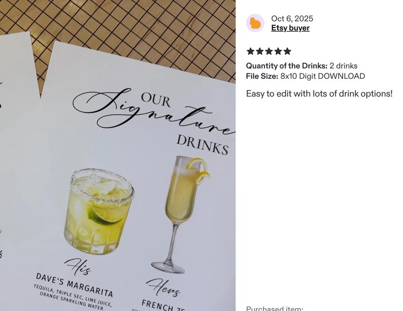 Pu&ograve; includere: Un cartoncino bianco con il titolo Our Signature Drinks in carattere nero corsivo e serif. Presenta illustrazioni di un margarita con bordo di sale e fetta di lime etichettato His Dave's Margarita, e un fl&ucirc;te da champagne etichettato Hers French 75.