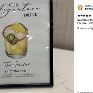 Pu&ograve; includere: Un cartello incorniciato con il testo Our Signature Drink, The Gemini e Spicy Margarita. Sotto il testo c'&egrave; un elenco di ingredienti: tequila, triple sec, succo di lime, sciroppo, fetta di jalape&ntilde;o, bordo al tajin e un'illustrazione.