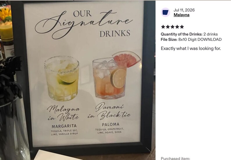 Pu&ograve; includere: Un cartello incorniciato intitolato Our Signature Drinks con illustrazioni di un margarita giallo etichettato Malayna in White e un paloma rosa etichettato Damani in Black tie, con elenchi di ingredienti per tequila, triple sec, lime, sciroppo di vaniglia, pompelmo e agave.
