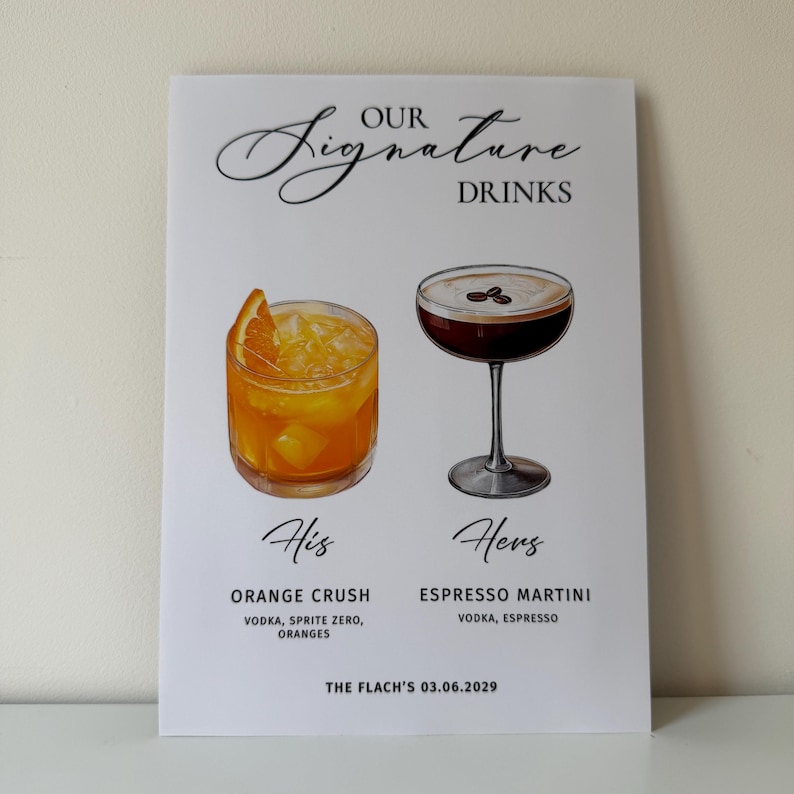 Pu&ograve; includere: Un cartello bianco intitolato Our Signature Drinks che mostra un cocktail arancione etichettato His Orange Crush con vodka, Sprite Zero e arance, e un cocktail scuro etichettato Hers Espresso Martini con vodka ed espresso, datato 03.06.2029.
