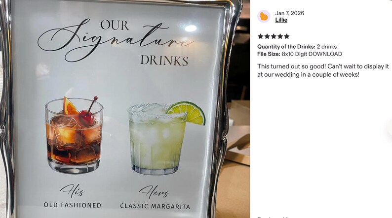Pu&ograve; includere: Un cartello incorniciato con il testo OUR SIGNATURE DRINKS, raffigurante un cocktail Old Fashioned etichettato HIS e un Margarita classico etichettato HERS, presentato in una cornice color argento su sfondo bianco.