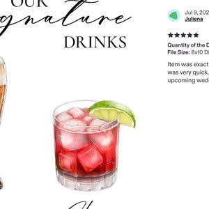 Pu&ograve; includere: Un grafico digitale intitolato OUR SIGNATURE DRINKS che mostra un bicchiere alto di birra dorata con schiuma bianca e un bicchiere basso di cocktail rosso con cubetti di ghiaccio e una fetta di lime, accanto a una recensione.